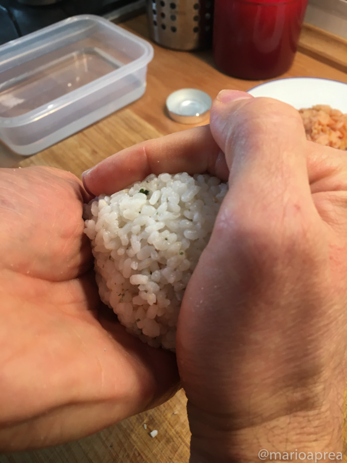 modellare onigiri con le mani