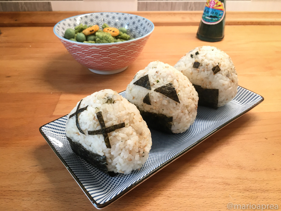 vassoio con onigiri