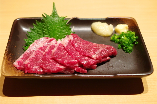 Sakuraniku sashimi